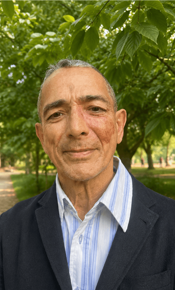 Mohand Mechenane dans un cadre naturel