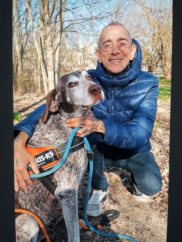 Mohand Mechenane et un chien, thème du lien à l'animal